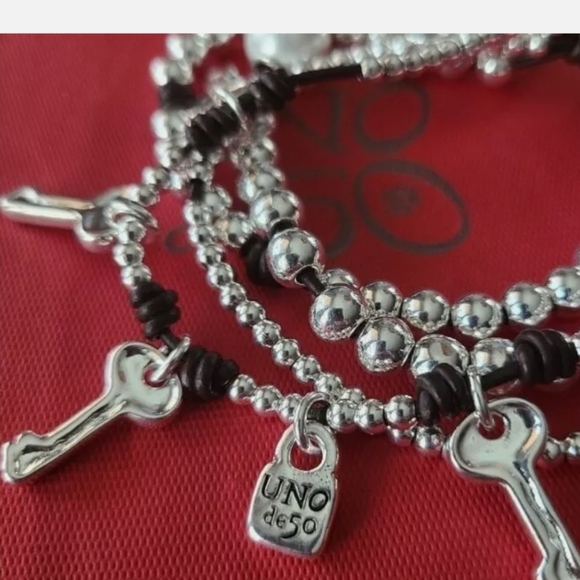 Uno de 50 Bracelet • En tu casa o en la Mia • Silver with Pearls - Picture 7 of 16